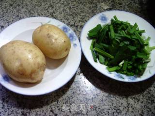 韭菜炒洋芋艿的做法步骤：1