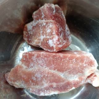 金华火腿梅花肉炖雷笋的做法步骤：1