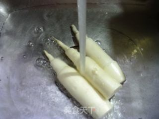 黑木耳茭白烧圆素鸡的做法步骤：2