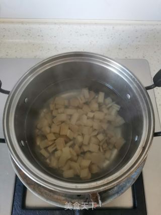 冬笋鸡丁炒辣椒的做法步骤：3