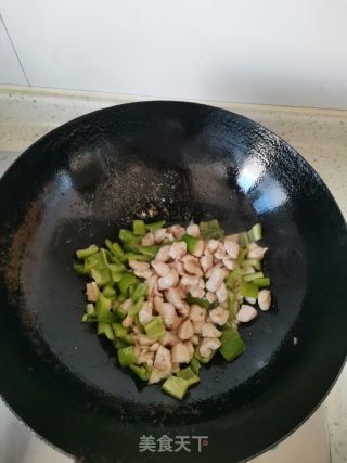 冬笋鸡丁炒辣椒的做法步骤：4