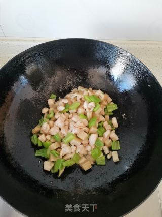 冬笋鸡丁炒辣椒的做法步骤：5