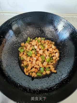 冬笋鸡丁炒辣椒的做法步骤：6