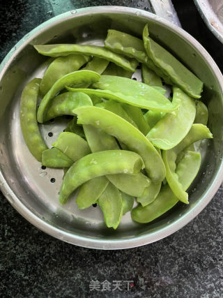 荷兰豆炒虾仁的做法步骤：1