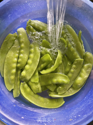 荷兰豆炒虾仁的做法步骤：2