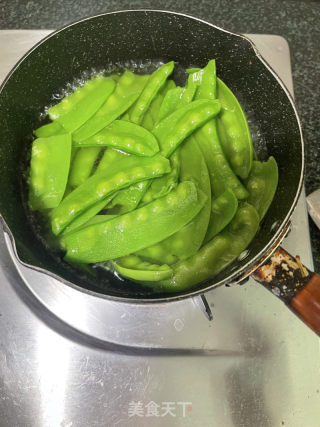 荷兰豆炒虾仁的做法步骤：6