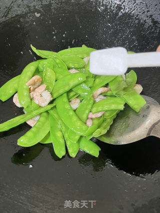 荷兰豆炒虾仁的做法步骤：9
