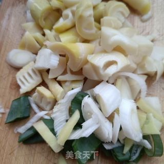 双梅烧雷笋（梅菜梅花肉烧雷笋）的做法步骤：1