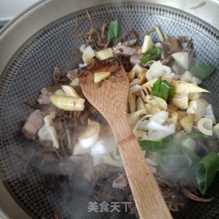 双梅烧雷笋（梅菜梅花肉烧雷笋）的做法步骤：7