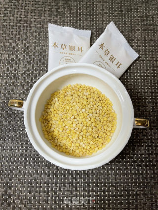 银耳绿豆牛奶羹的做法步骤：1