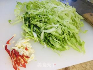 莲花菜鸡蛋炒米粉的做法步骤：1