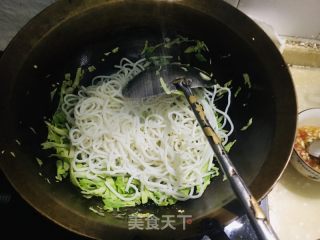 莲花菜鸡蛋炒米粉的做法步骤：7