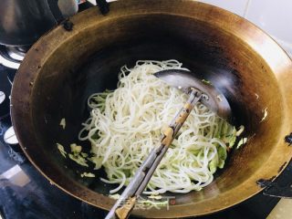 炒小米米线的做法步骤：4