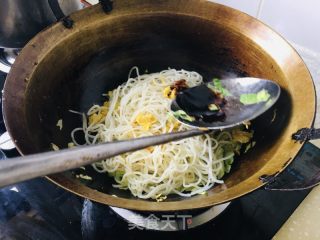 炒小米米线的做法步骤：6
