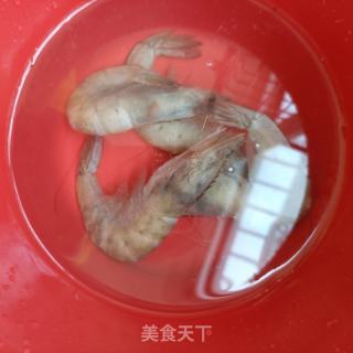 韭菜炒鲜虾的做法步骤：2