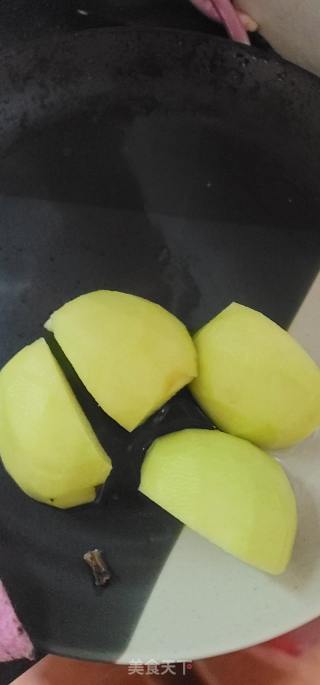 桑黄黑灵芝煲鸡骨架汤的做法步骤：2