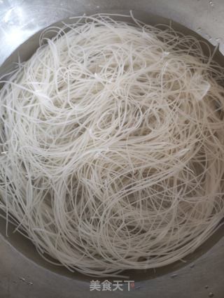 肉丝杂菜炒连州切粉的做法步骤：2