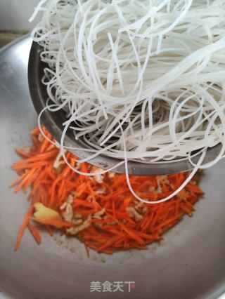 肉丝杂菜炒连州切粉的做法步骤：7