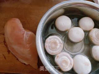 蒜香口蘑鸡胸肉的做法步骤：1