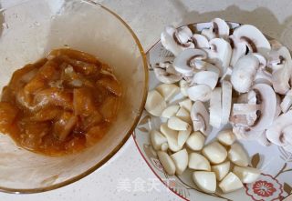 蒜香口蘑鸡胸肉的做法步骤：2