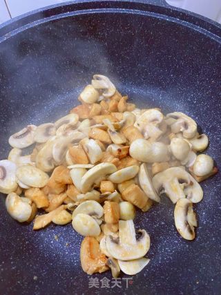 蒜香口蘑鸡胸肉的做法步骤：5