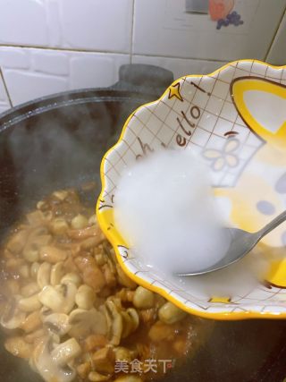 蒜香口蘑鸡胸肉的做法步骤：6