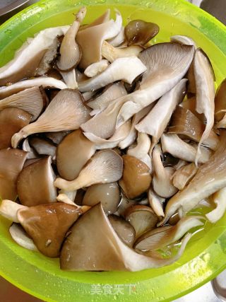 孜然蘑菇（平菇）的做法步骤：1