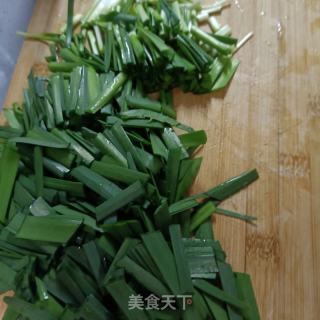 虾酱韭菜炒鸡蛋的做法步骤：2