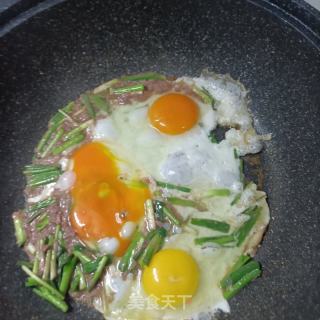 虾酱韭菜炒鸡蛋的做法步骤：7