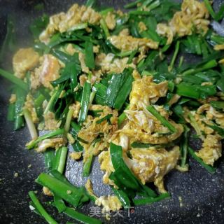 虾酱韭菜炒鸡蛋的做法步骤：9