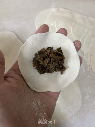 生煎梅菜包的做法步骤：12