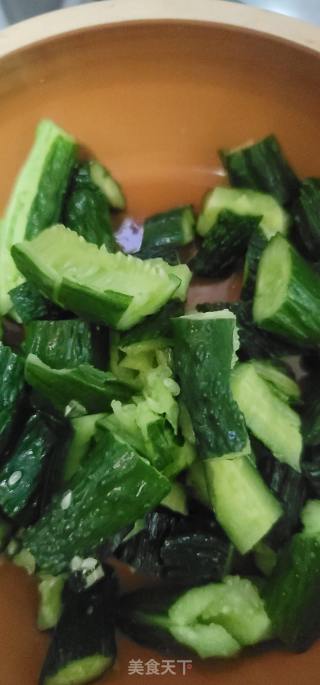 裙边拌青瓜的做法步骤：5