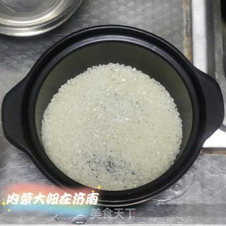 皮蛋瘦肉粥的做法步骤：1