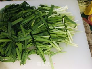 黄豆芽炒韭菜的做法步骤：2