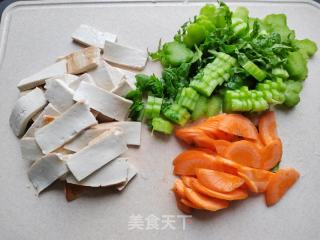 芥菜梗豆干炒蛋的做法步骤：1