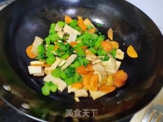 芥菜梗豆干炒蛋的做法步骤：5