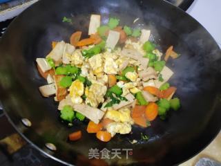芥菜梗豆干炒蛋的做法步骤：6