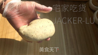 红枣馒头，带有浓郁枣香味，让人垂涎欲滴。的做法步骤：4