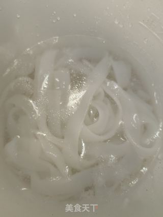 青椒肥肠拌河粉的做法步骤：2