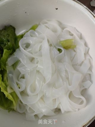 青椒肥肠拌河粉的做法步骤：4