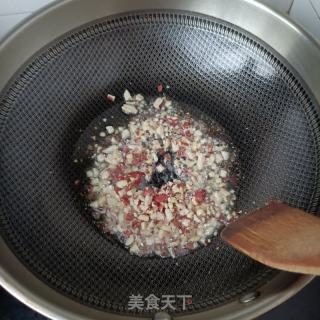 梅花肉花生碎炒苦菜的做法步骤：7