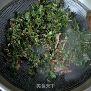 梅花肉花生碎炒苦菜的做法步骤：10