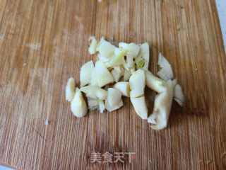 蒜泥拌蒸榆钱的做法步骤：1