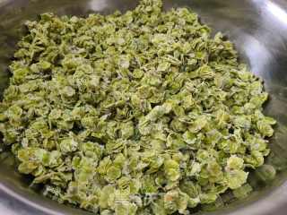 蒜泥拌蒸榆钱的做法步骤：10