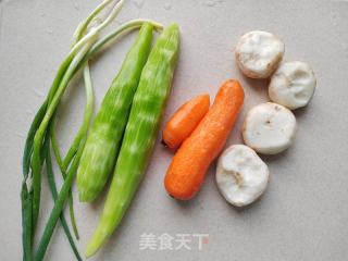 莴笋胡萝卜炒荸荠的做法步骤：1