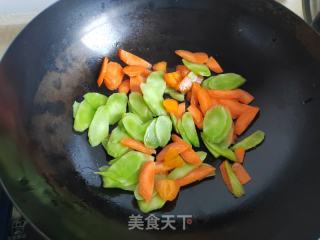 莴笋胡萝卜炒荸荠的做法步骤：3