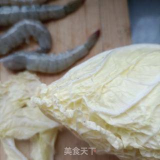 白菜叶炒鲜虾的做法步骤：1