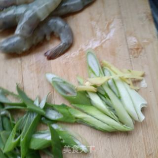 白菜叶炒鲜虾的做法步骤：2
