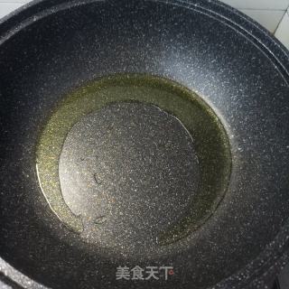 白菜叶炒鲜虾的做法步骤：3