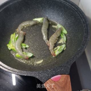 白菜叶炒鲜虾的做法步骤：4